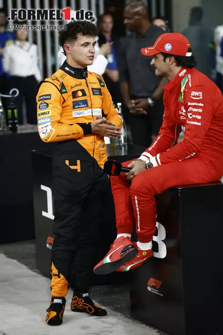 Foto zur News: Lando Norris (McLaren) und Carlos Sainz (Ferrari)