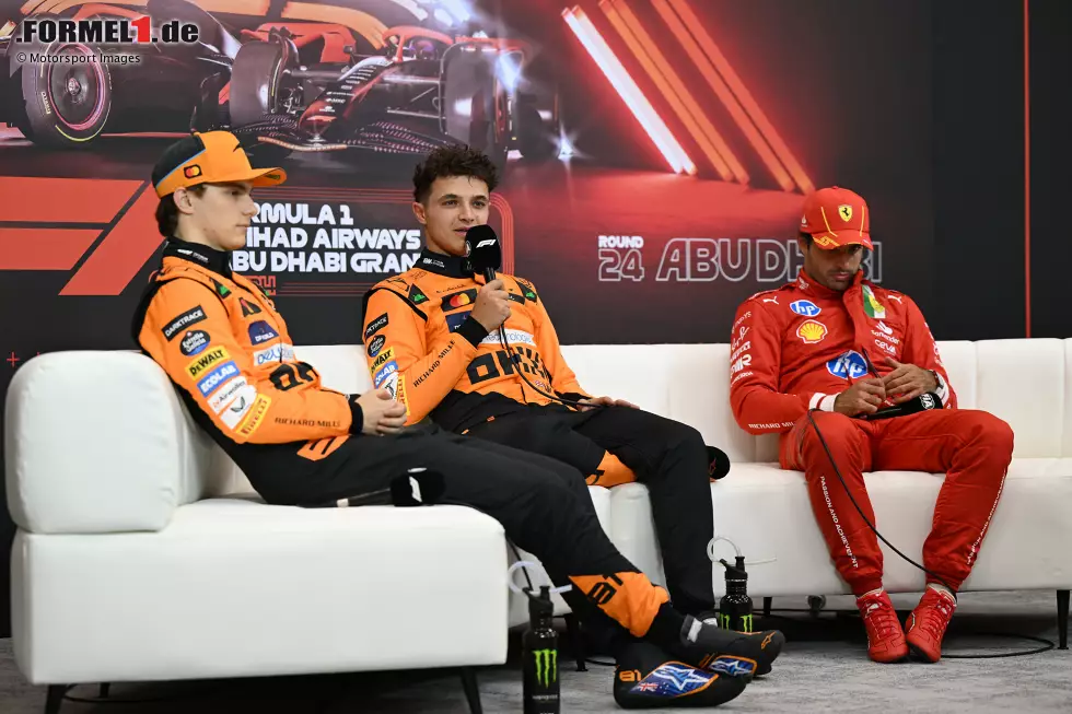 Foto zur News: Oscar Piastri (McLaren), Lando Norris (McLaren) und Carlos Sainz (Ferrari)