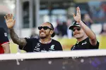 Foto zur News: Lewis Hamilton (Mercedes) und Valtteri Bottas (Sauber)