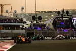 Foto zur News: Oscar Piastri (McLaren), Lance Stroll (Aston Martin) und Kevin Magnussen (Haas)