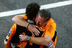 Foto zur News: Lando Norris (McLaren) und Zak Brown