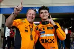 Foto zur News: Zak Brown und Lando Norris (McLaren)