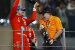 Foto zur News: Carlos Sainz (Ferrari) und Zak Brown