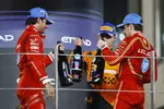 Foto zur News: Carlos Sainz (Ferrari), Lando Norris (McLaren) und Charles Leclerc (Ferrari)