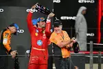 Foto zur News: Carlos Sainz (Ferrari) und Zak Brown