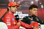 Foto zur News: Carlos Sainz (Ferrari) und Lando Norris (McLaren)