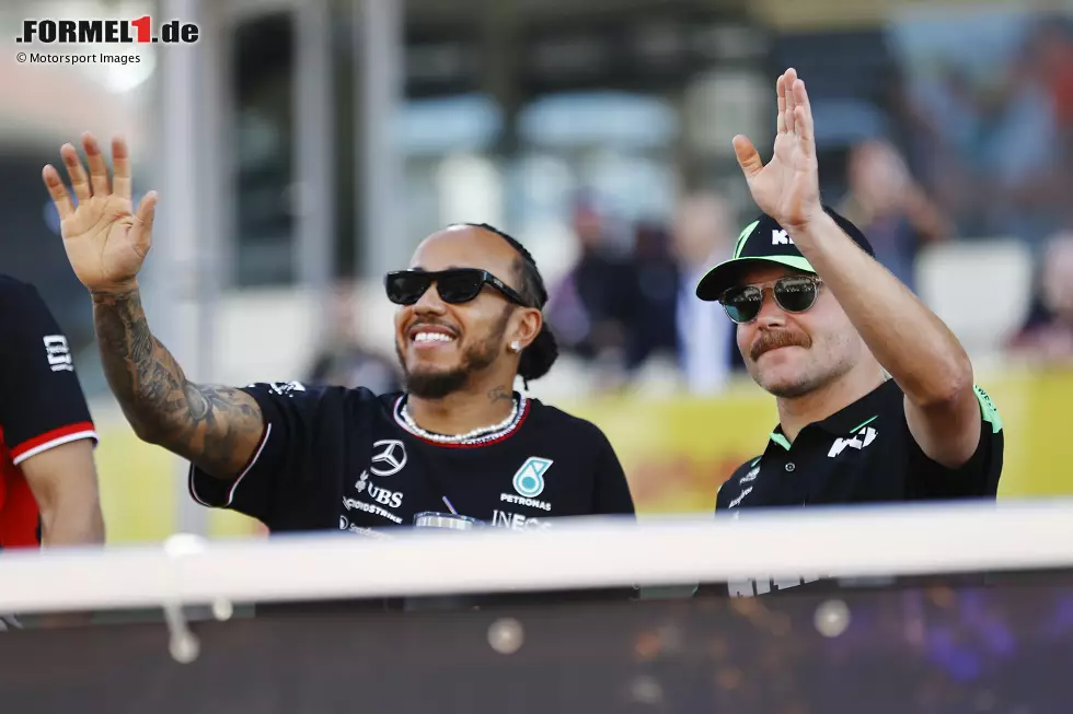 Foto zur News: Lewis Hamilton (Mercedes) und Valtteri Bottas (Sauber)