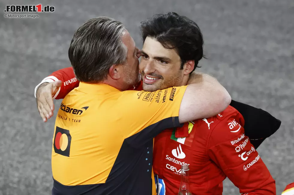 Foto zur News: Carlos Sainz (Ferrari) und Zak Brown