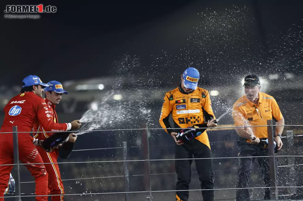 Foto zur News: Carlos Sainz (Ferrari), Charles Leclerc (Ferrari), Lando Norris (McLaren) und Zak Brown