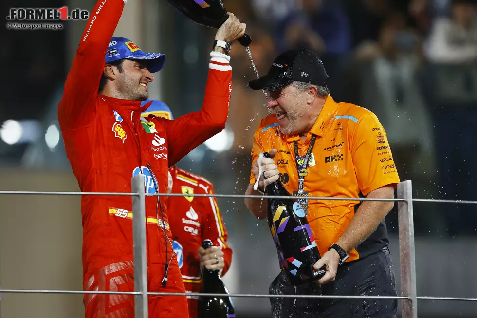 Foto zur News: Carlos Sainz (Ferrari) und Zak Brown