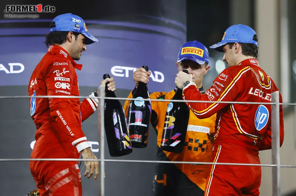 Foto zur News: Carlos Sainz (Ferrari), Lando Norris (McLaren) und Charles Leclerc (Ferrari)