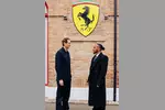 Foto zur News: John Elkann und Lewis Hamilton