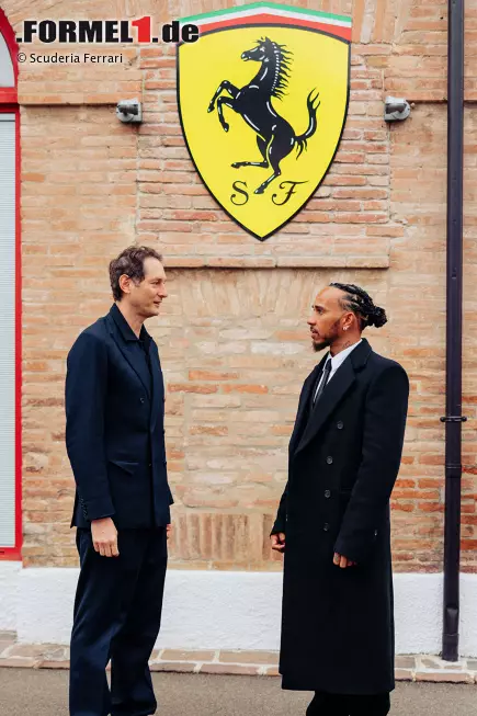 Foto zur News: John Elkann und Lewis Hamilton