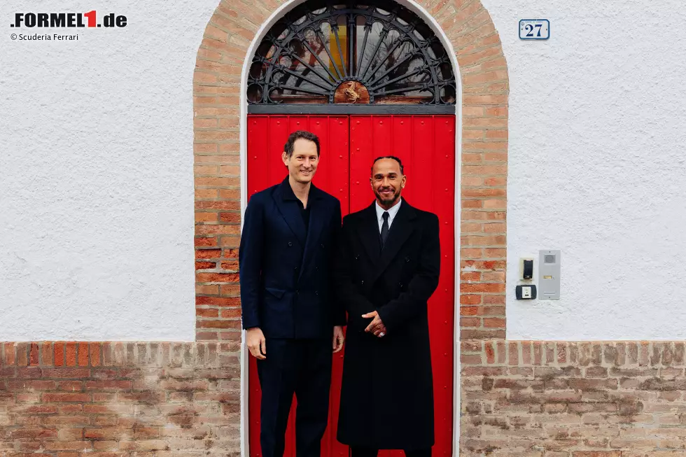 Foto zur News: John Elkann und Lewis Hamilton