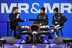 Foto zur News: Alexander Albon (Williams) und Carlos Sainz (Williams)