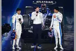 Foto zur News: Alexander Albon (Williams) und Carlos Sainz (Williams) mit Teamchef James Vowles