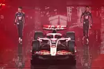 Foto zur News: Oliver Bearman (Haas) und Esteban Ocon (Haas)