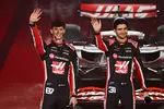 Foto zur News: Oliver Bearman (Haas) und Esteban Ocon (Haas)