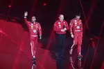 Foto zur News: Lewis Hamilton (Ferrari), Frederic Vasseur und Charles Leclerc (Ferrari)