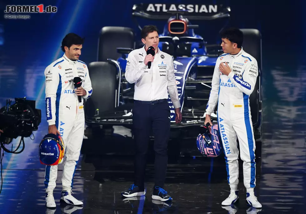 Foto zur News: Alexander Albon (Williams) und Carlos Sainz (Williams) mit Teamchef James Vowles