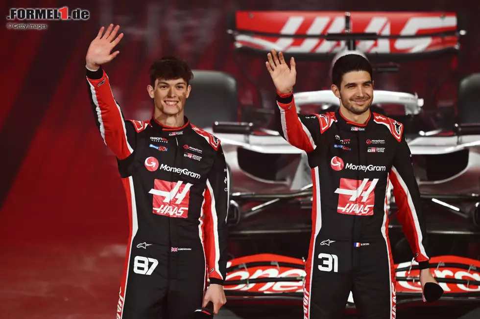 Foto zur News: Oliver Bearman (Haas) und Esteban Ocon (Haas)