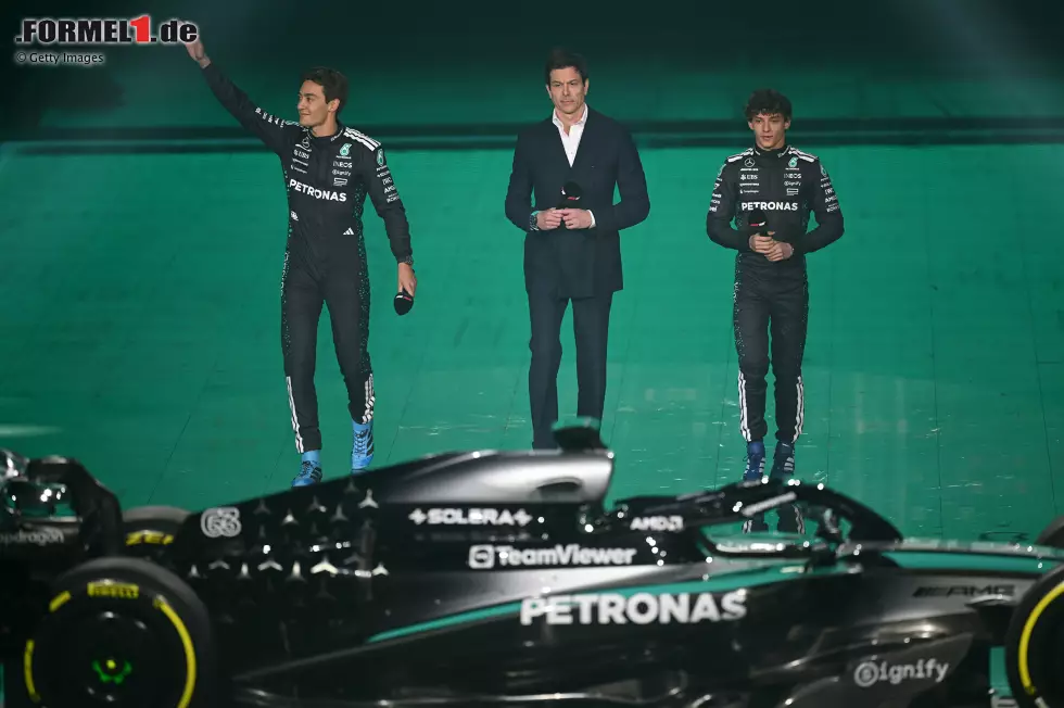 Foto zur News: Andrea Kimi Antonelli (Mercedes), George Russell (Mercedes) und Toto Wolff