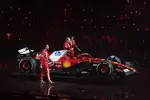 Foto zur News: Lewis Hamilton (Ferrari), Charles Leclerc (Ferrari)