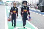 Foto zur News: Max Verstappen (Red Bull), Liam Lawson (Red Bull) und Mark Thompson