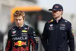 Foto zur News: Liam Lawson (Red Bull) und Max Verstappen (Red Bull)