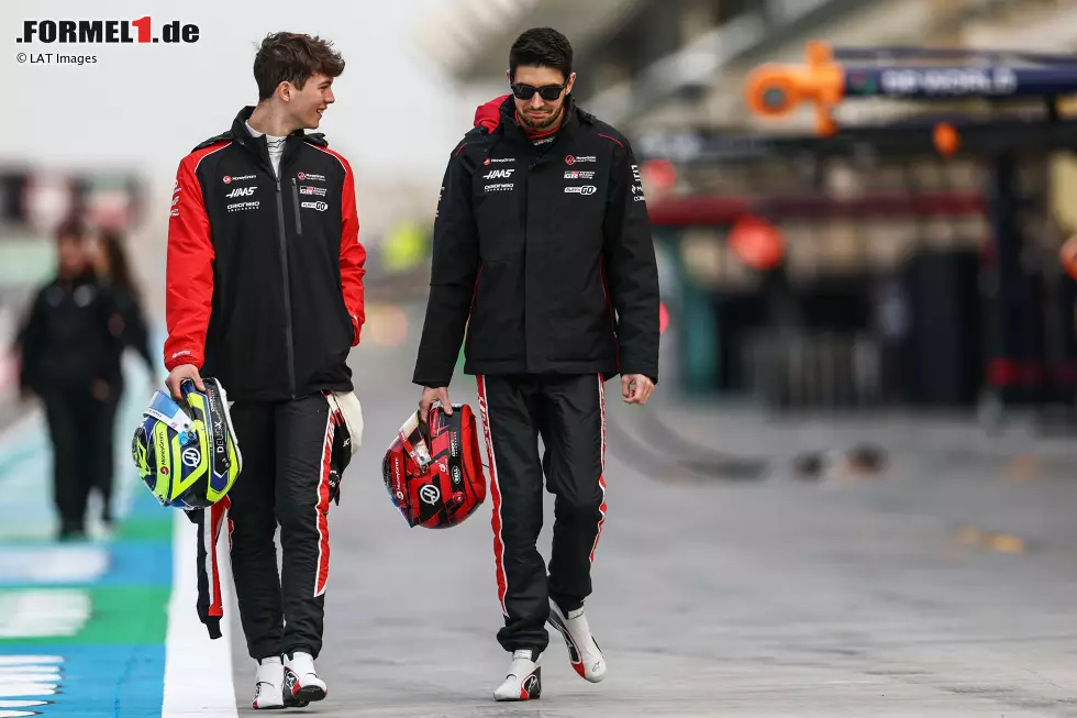 Foto zur News: Oliver Bearman (Haas) und Esteban Ocon (Haas)