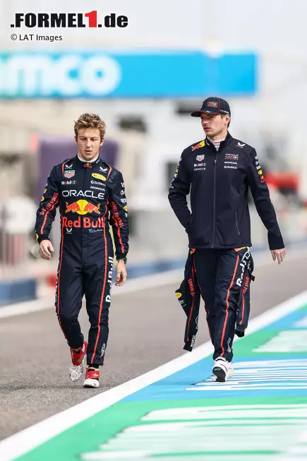 Foto zur News: Liam Lawson (Red Bull) und Max Verstappen (Red Bull)