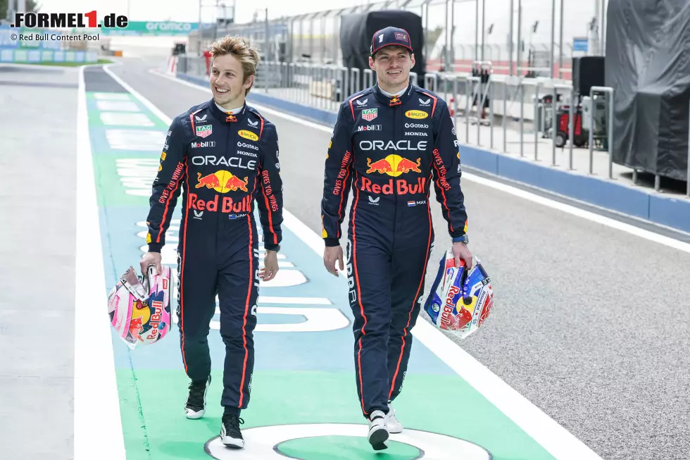 Foto zur News: Max Verstappen (Red Bull), Liam Lawson (Red Bull) und Mark Thompson