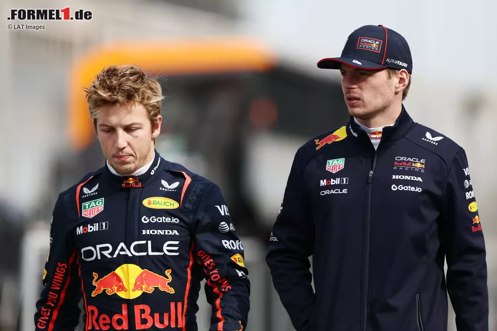 Foto zur News: Liam Lawson (Red Bull) und Max Verstappen (Red Bull)