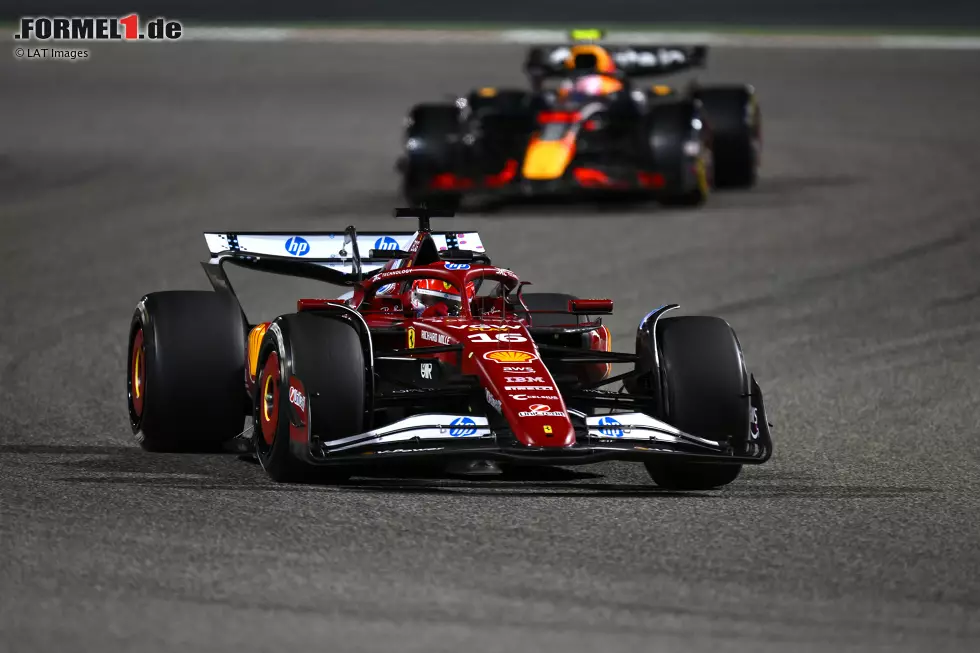 Foto zur News: Charles Leclerc (Ferrari) und Liam Lawson (Red Bull)