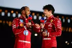 Foto zur News: Lewis Hamilton und Charles Leclerc bei einem Ferrari-Event in Mailand