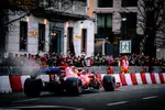 Foto zur News: Lewis Hamilton bei einem Ferrari-Event in Mailand