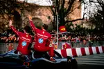 Foto zur News: Lewis Hamilton und Charles Leclerc bei einem Ferrari-Event in Mailand