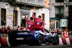 Foto zur News: Lewis Hamilton und Charles Leclerc bei einem Ferrari-Event in Mailand