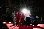 Foto zur News: Lewis Hamilton und Charles Leclerc bei einem Ferrari-Event in Mailand