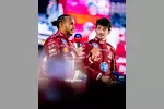 Foto zur News: Lewis Hamilton und Charles Leclerc bei einem Ferrari-Event in Mailand