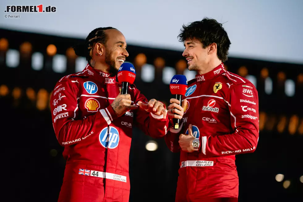 Foto zur News: Lewis Hamilton und Charles Leclerc bei einem Ferrari-Event in Mailand