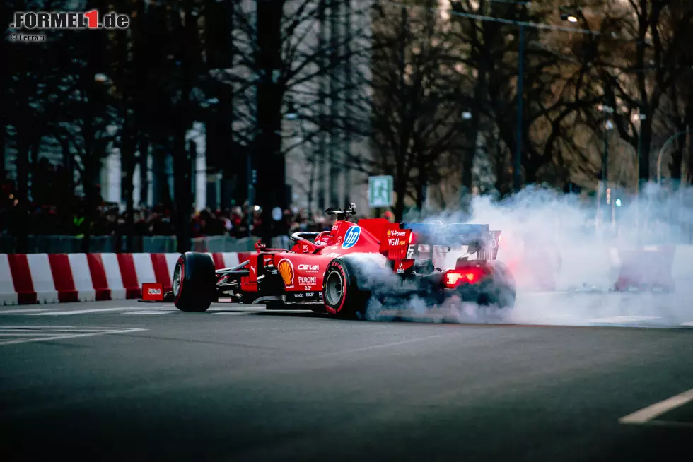 Foto zur News: Charles Leclerc bei einem Ferrari-Event in Mailand