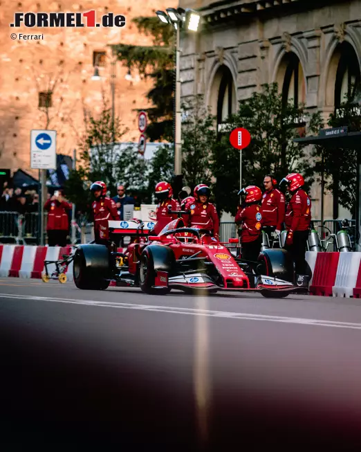 Foto zur News: Charles Leclerc bei einem Ferrari-Event in Mailand