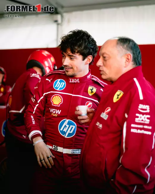 Foto zur News: Teamchef Frederic Vasseur und Charles Leclerc bei einem Ferrari-Event in Mailand