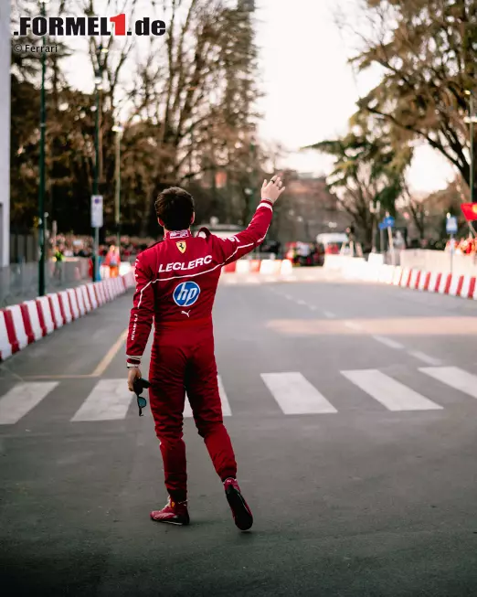 Foto zur News: Charles Leclerc bei einem Ferrari-Event in Mailand