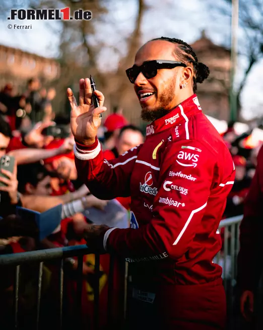 Foto zur News: Lewis Hamilton bei einem Ferrari-Event in Mailand