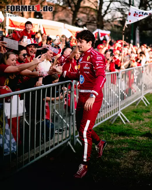 Foto zur News: Charles Leclerc bei einem Ferrari-Event in Mailand