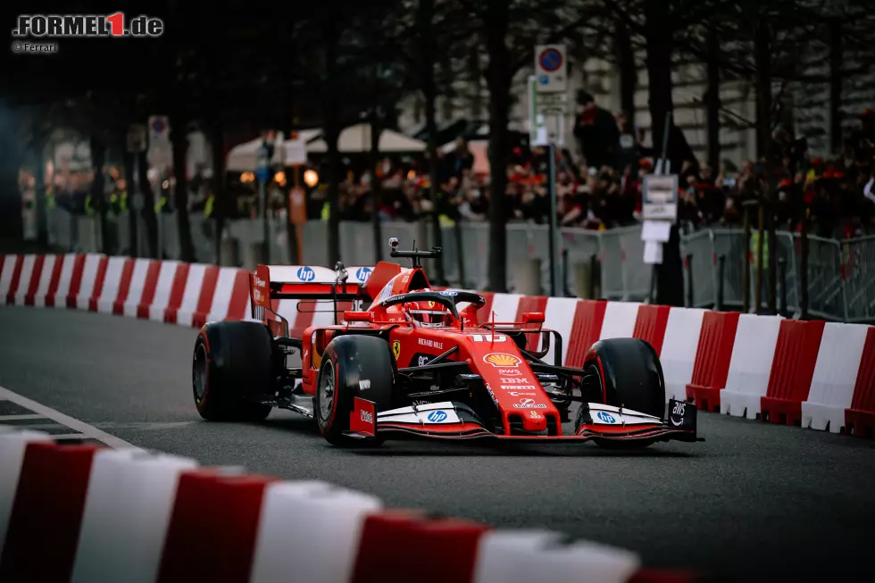 Foto zur News: Charles Leclerc bei einem Ferrari-Event in Mailand