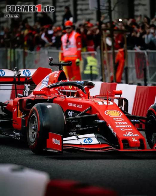 Foto zur News: Charles Leclerc bei einem Ferrari-Event in Mailand