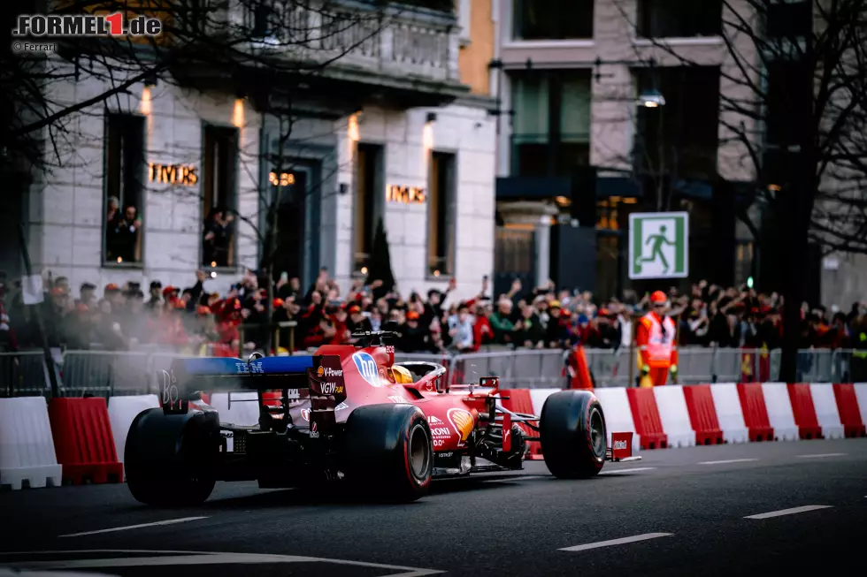 Foto zur News: Lewis Hamilton bei einem Ferrari-Event in Mailand